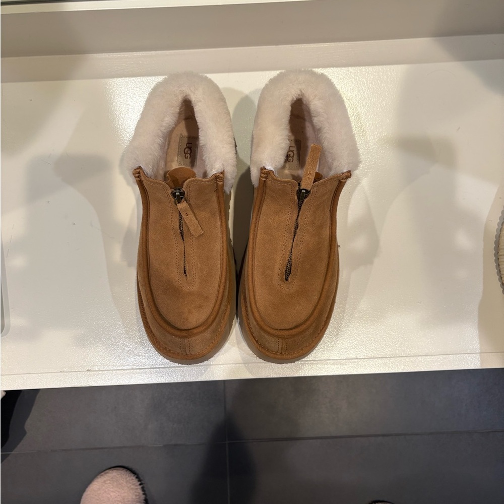 Tan Suede Zip-Up Slippers with White Fur Lining